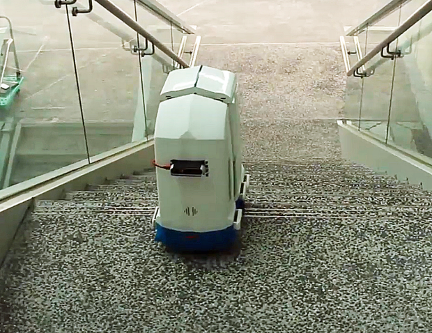 Robot fashion vacuum for stairs